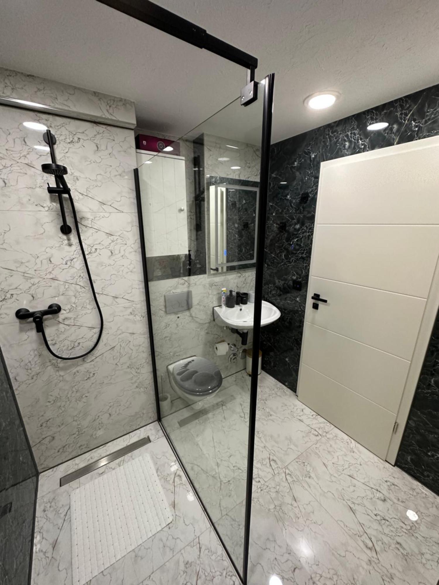 Modern Apartments Neuburg P - Top - 2 Zimmer, Komfort, Balkon, Wi-Fi, Smart Tv, Grosse Dusche, Kueche Neuburg an Der Donau Eksteriør billede